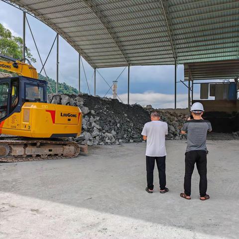 昌江县资规局到叉河镇金昌金矿矿山开展扬尘防治工作