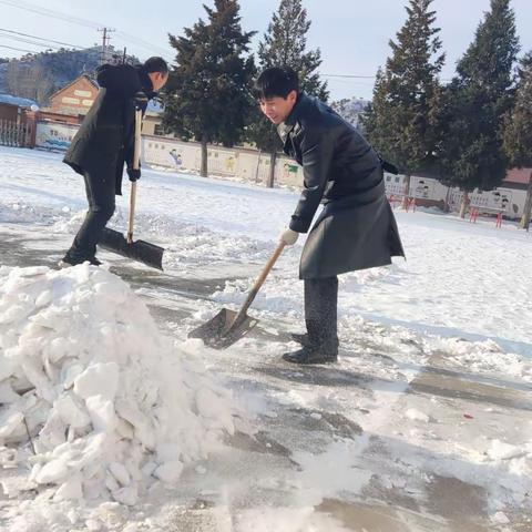 风雪满校园，扫雪护安全——土门子中心小学扫雪进行时