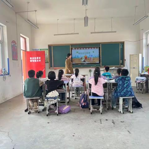 关注食品安全  共建平安校园———杨庄小学开展食品安全主题班会