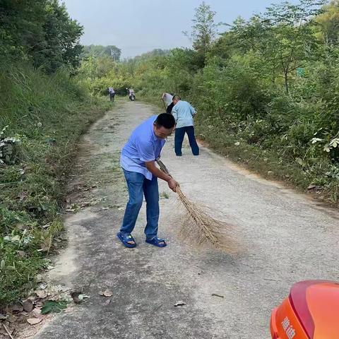 为了全面提高人居环境和质量，营造舒适的生活环境，村书记带领公益岗位人员进行对村内主大路面的杂草清理，以及村内的杂物，垃圾作出全面清理。在清理地过程中，他们发挥不怕脏，不怕累的优良作风，认真，全面地清理