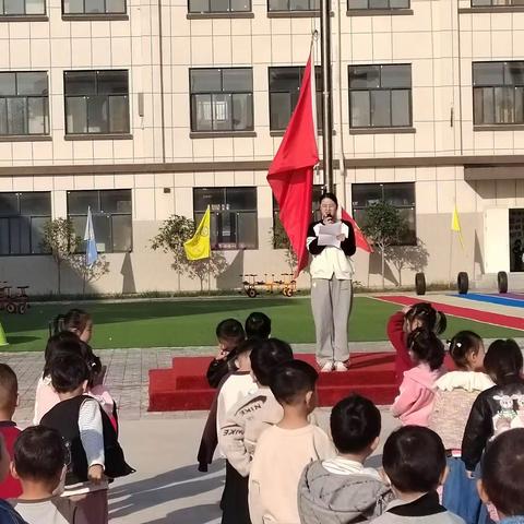 童心敬老，情暖金秋——夏邑县第一幼儿园主题升旗活动