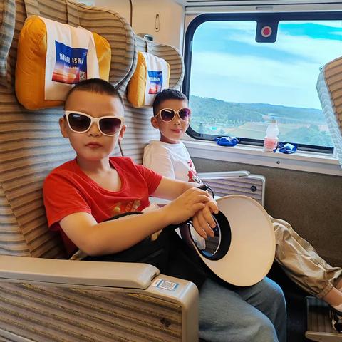 田坤明和田坤朋的暑假游学之旅