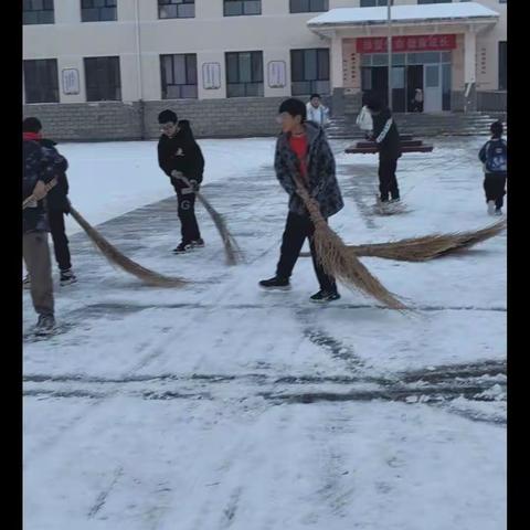 瑞雪兆丰年，雪趣满校园-记燕赵镇南管头小学师生扫雪