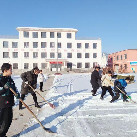 温情融积雪，爱意满校园-记燕赵镇南管头小学家校共扫雪