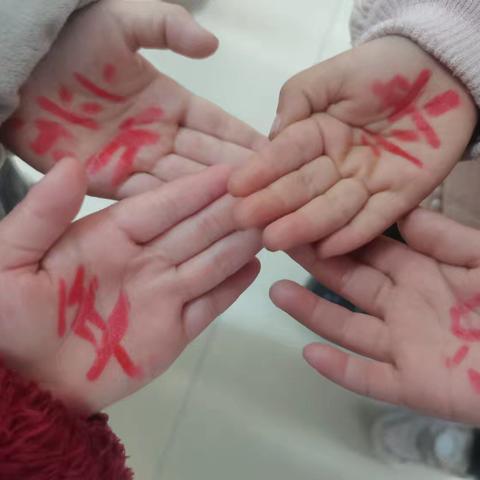 新年的钟声敲响，迎接充满希望的未来。芒山镇中心幼儿园小班祝大家新年快乐！