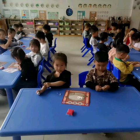 芒山镇第一中心幼儿园小二班一周精彩回放🌹 今天周五，快乐加满💯 宝贝们都平安的送到大朋友手中，在此感谢家长朋友们的支持。 祝大家周末愉快🌹