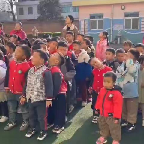 《春暖花开🌸🌸幼见美好》小精灵幼儿园中二班一周精彩瞬间