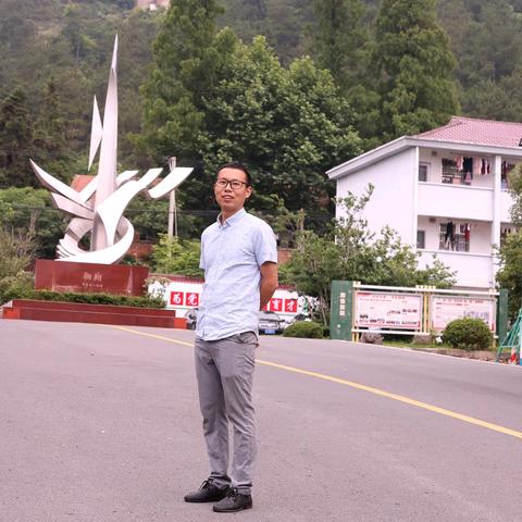 撷一抹诗意 寻一路花开  ——实验中学苦竹校区优秀教师教育故事分享 （第二期 1 ）