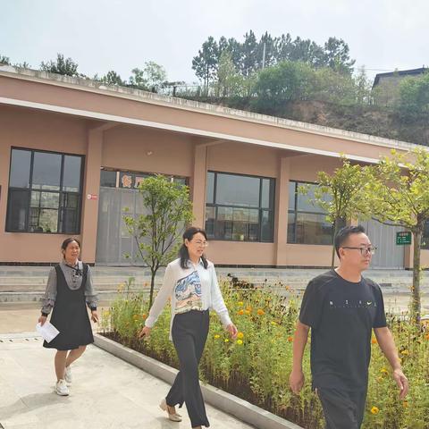 草店镇中心学校领导莅临宋湾小学进行教育工作指导