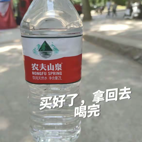 用废弃矿泉水瓶做一个笔筒