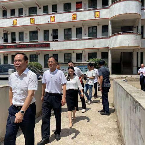 衡阳县政府领导一行教师节前深入长安乡中心小学慰问教师