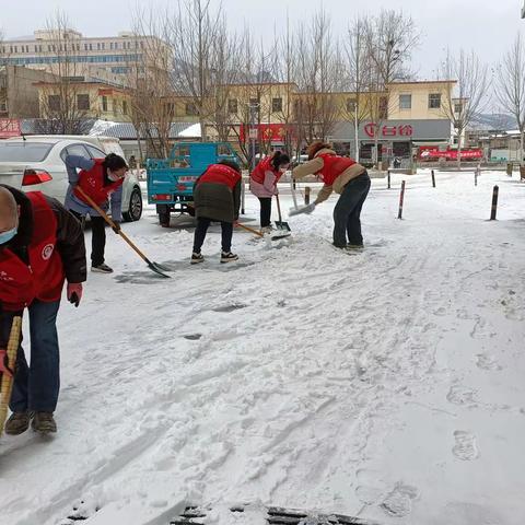 瑞雪纷飞至 门前“志愿红”