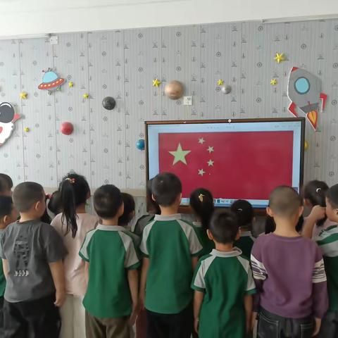 春润童心，旗扬梦想——幼儿园室内升旗仪式