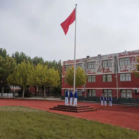山河肃穆寄哀思 赤心铸魂向未来——斑鸠店镇中学以“铭记历史 吾辈自强”为主题的升旗仪式庄重举行