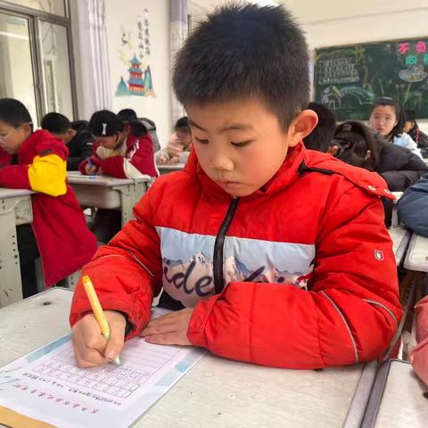 墨韵飘香润童心 笔尖舞动展风采------斑鸠店镇中学小学部书法比赛精彩开赛