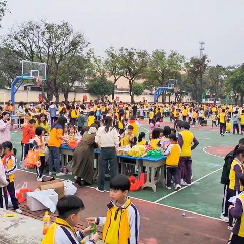 白蕉镇成裕小学“学雷锋·献爱心”义卖活动