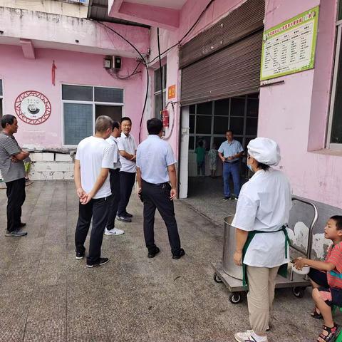 深入调研  落实责任  保障师生“舌尖上的安全” ——香花镇党委书记张自亮到香花中心小学调研食品安全