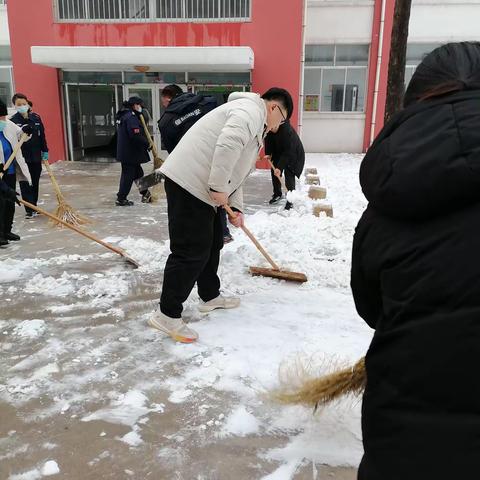 扫雪除冰暖人心