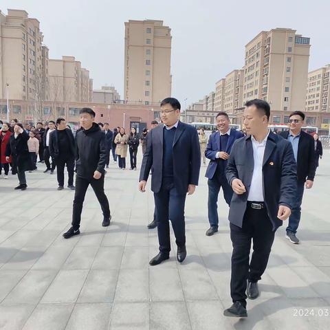 春风拂面香满园，百名园丁意盎然。