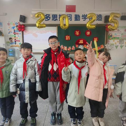 “欢歌笑语，艺彩纷呈”——汉师附小二（7）班元旦主题队会活动纪实