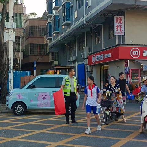 暖心护学岗  浓浓秋日情 ‍——文化路小学二（21）班 ‍护学岗志愿者活动