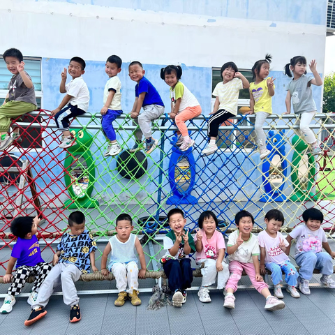 金幼成长记—“童”成长 “话”未来小班期末汇报表演