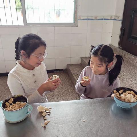 把祝福藏在一颗鸡蛋里 ——六西冲小学三月三送祝福活动