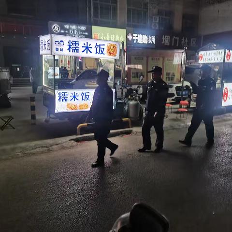 示范区金耀街道办事处专职巡防队在辖区枯草繁多地段及小区进行徒步巡逻确保人民群众生命财产安全