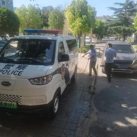 示范区金耀街道办事处专职巡防队在辖区内河域及娱乐场所及河大公寓周边进行徒步巡逻确保人民群众生命财产安全