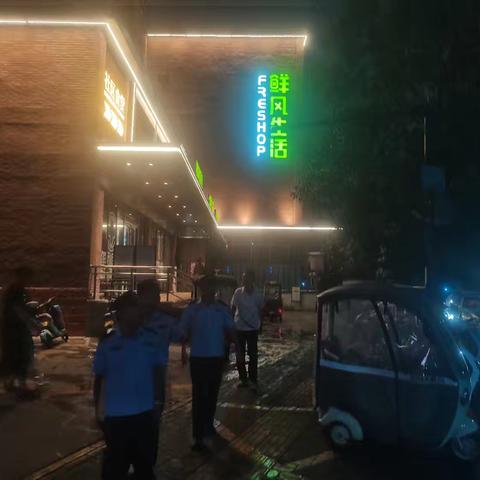 示范区金耀街道办事处专职巡防队在辖区内娱乐场所和河域及人员流量大地段进行巡逻确保人民群众生命财产安全