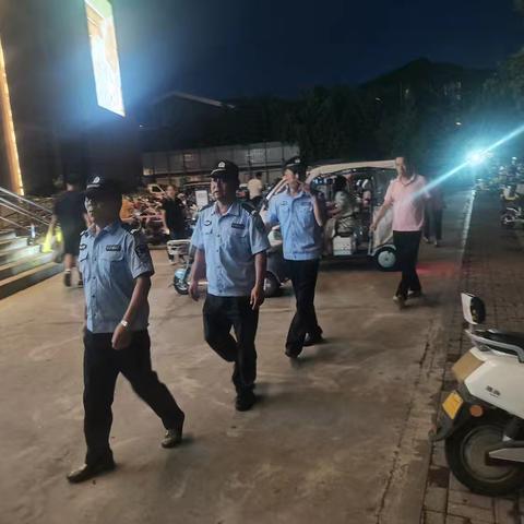 示范区金耀街道办事处专职巡防队在辖区内小区和河域及人员流量大地段进行巡逻确保人民群众生命财产安全