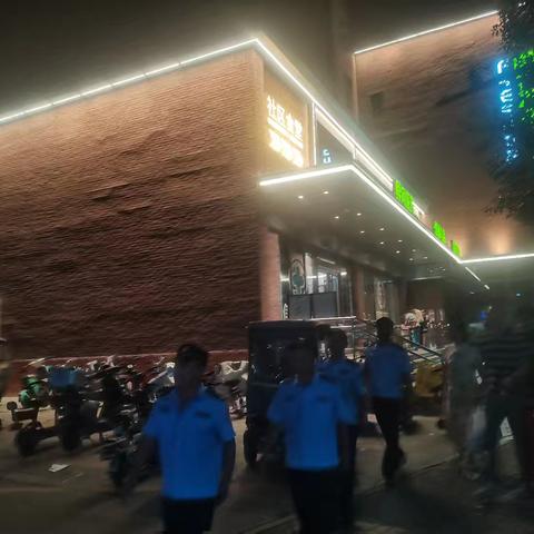 示范区金耀街道办事处专职巡防队在辖区内小区和娱乐场所和人员流量大地段进行巡逻确保人民群众生命财产安全