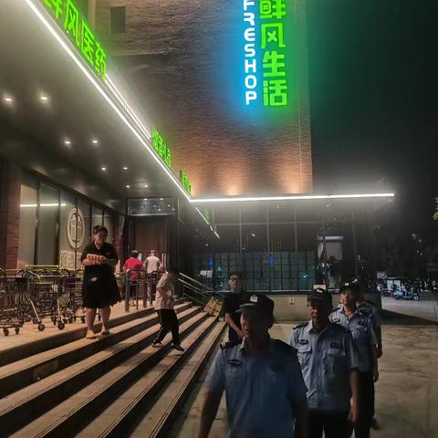 示范区金耀街道办事处专职巡防队在辖区内小区和人员流量大地段进行巡逻确保人民群众生命财产安全