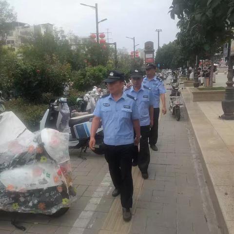 示范区金耀街道办事处专职巡防队在辖区内小区和娱乐场所及人员流量大地段进行巡逻确保人民群众生命财产安全