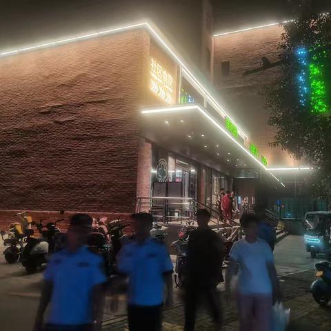 示范区金耀街道办事处专职巡防队在辖区内小区和人员流量大地段进行巡逻确保人民群众生命财产安全