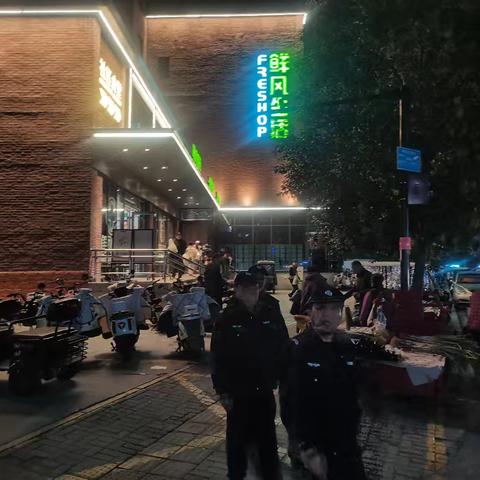 示范区金耀街道办事处专职巡防队在辖区内娱乐场所和人员流量大地段进行巡逻确保人民群众生命财产安全
