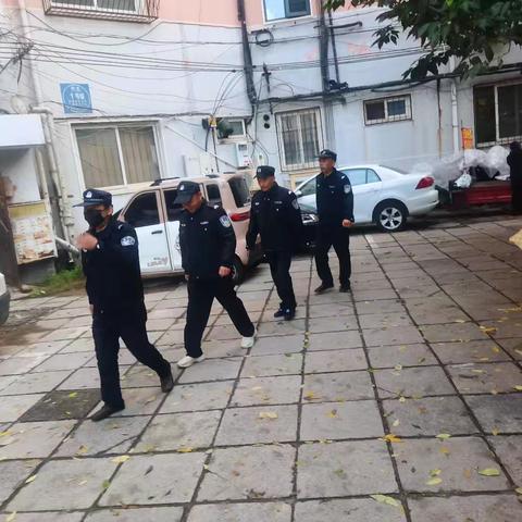 示范区金耀街道办事处专职巡防队在辖区内小区和人员流量大地段进行巡逻确保人民群众生命财产安全