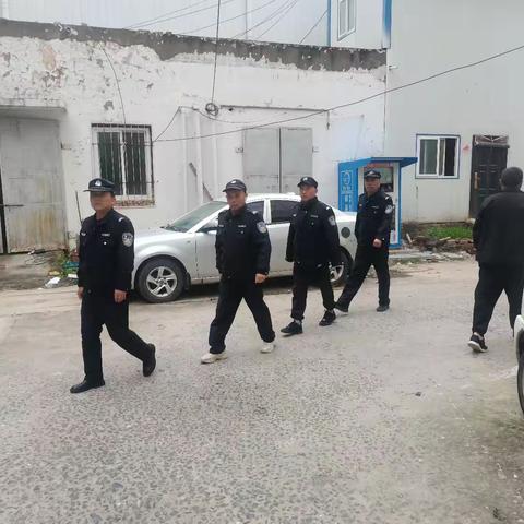 示范区金耀街道办事处专职巡防队在辖区内小区进行徒步巡逻确保人民群众生命财产安全