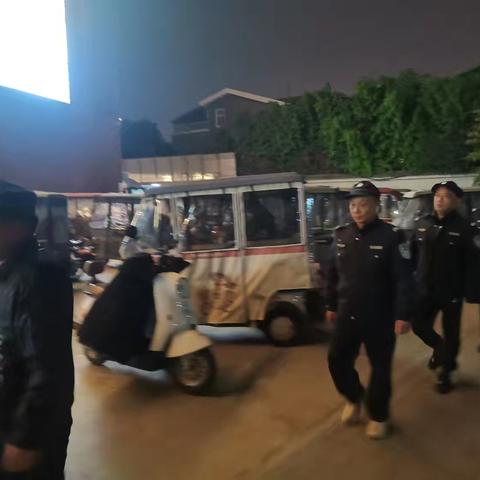 示范区金耀街道办事处专职巡防队在辖区内小区和人员流量大地段进行巡逻确保人民群众生命财产安全