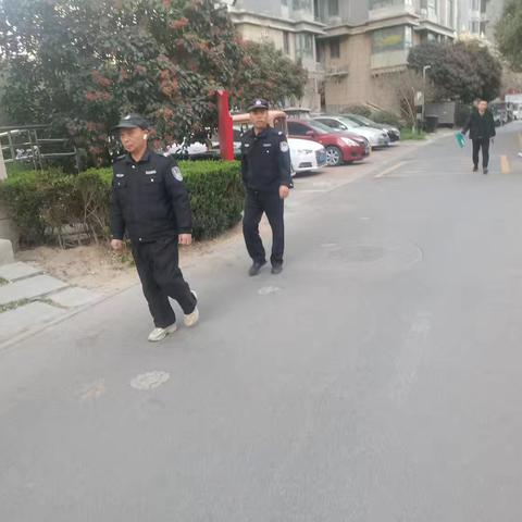 示范区金耀街道办事处专职巡防队在辖区内小区和娱乐场所进行徒步巡逻确保人民群众生命财产安全