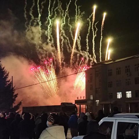 蛇年元霄，热闹非凡！一场焰火燃放让场面热闹非凡，人声鼎沸，焰火美丽无限！（副本）
