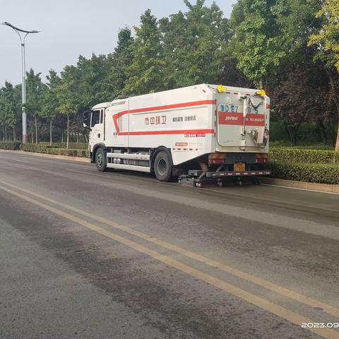 城市道路的洗脸工:机扫车、洒水车