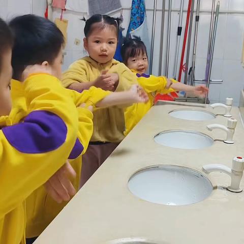 小一班一周精彩回顾：在探索中成长，在欢笑中收获