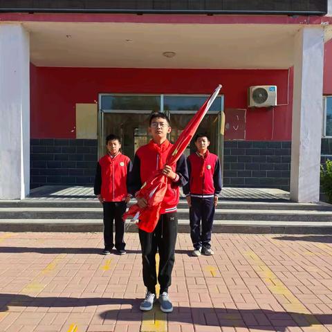 阳光洒满校园 青春在国旗下飞扬