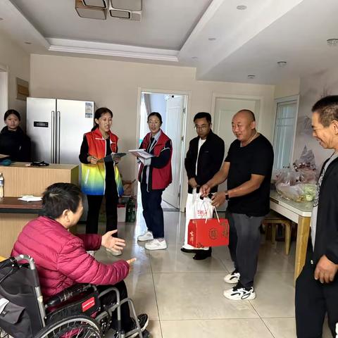 双节送饼话家常·社区关怀送到家 ——城西街道叠翠社区开展中秋慰问活动