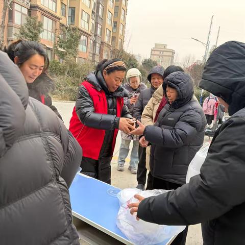 城西街道叠翠社区开展“粥香满溢 菜暖寒冬”腊八节主题活动