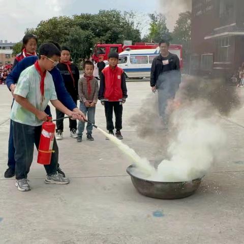 “增强地震消防意识 构建法治平安校园”——广南四小联合多部门开展地震、消防应急演练及法治安全教育讲座