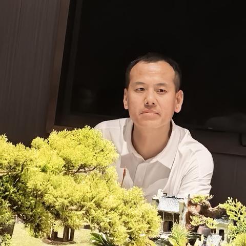 成功不忘家乡情，回馈桑梓赤子心