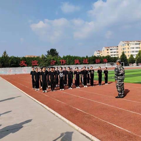 神农中学 军训体会（155班）军训的时光，是最难熬的，但也是最快乐的，因为我们在烈日下挥洒汗水，在风雨中感受收获的喜悦。