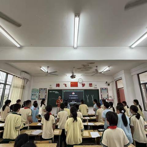 深躬耕耘教学，研而行稳致远——万城镇第一中心学校第十五周英语研讨课